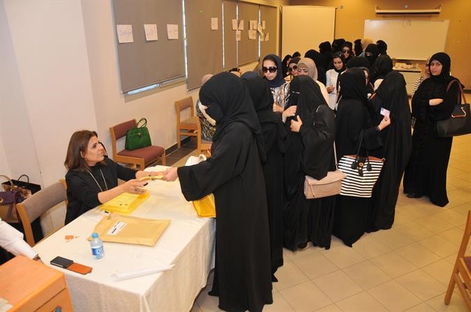 طالبات يدلين باصواتهن في الانتخابات