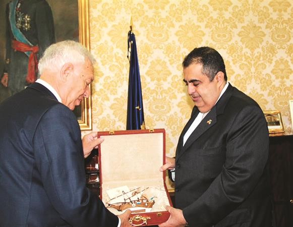 السفير عادل العيار يقدم درعا تذكارية لوزير الخارجية الاسباني خوسيه مارغايو﻿