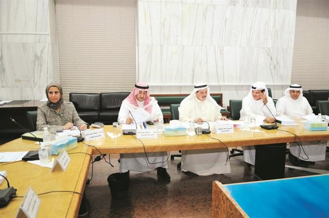 عواطف الغنيم وعبداللطيف الاستاذ ويوسف الصقعبي ومحمد الصوابر خلال اجتماع للجنة سعود سالم