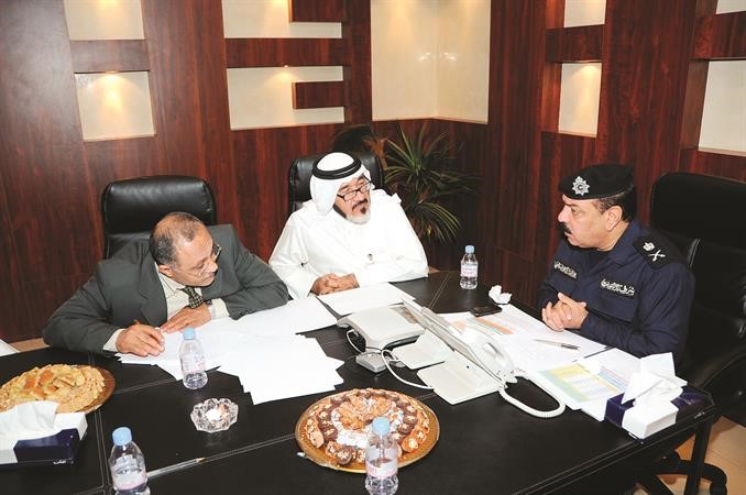 مستشار رئيس التحرير الزميل يوسف عبدالرحمن خلال اللقاء مع الضيف ويبدو الزميل امير زكي متابعا﻿