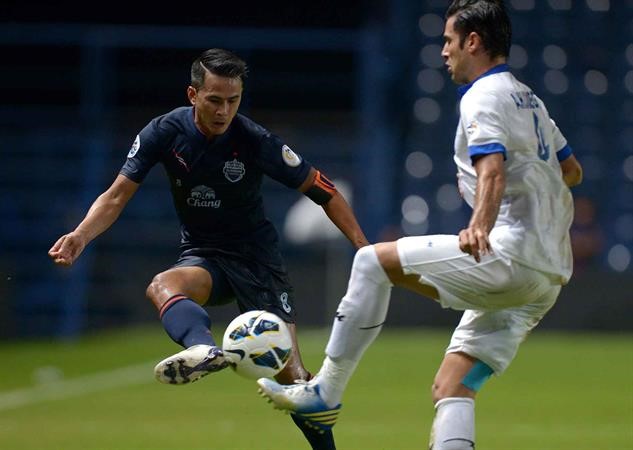 لاعب الاستقلال امير حسين صادقي يحاول ايقاف مهاجم بوريرام سوتشاو نوتنوم افب