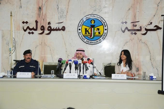 اللواء عبدالفتاح العلي وفيصل القناعي ودخلود النجار خلال الندوة 