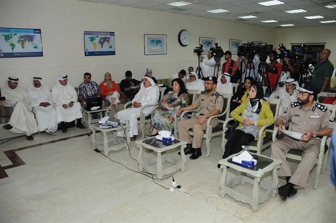 متابعة من الحضور للندوة