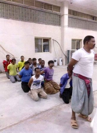عدد من افراد التشكيل العصابي الافريقي في مقر الهجرة﻿