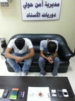 الشابان وامامهما كمية الحشيش المضبوطة ﻿