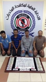 الوافدون الاربعة وامامهم كمية الحشيش المضبوطة بحوزتهم﻿