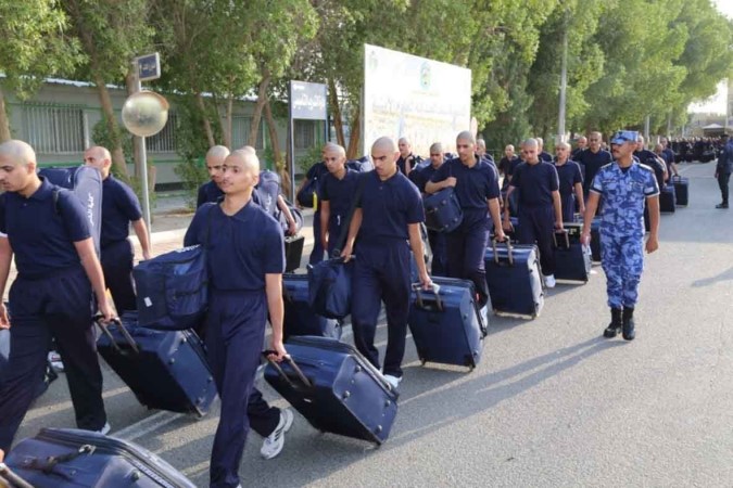 طلبة الدفعة 43 عند بدء دخولهم الكلية امس﻿