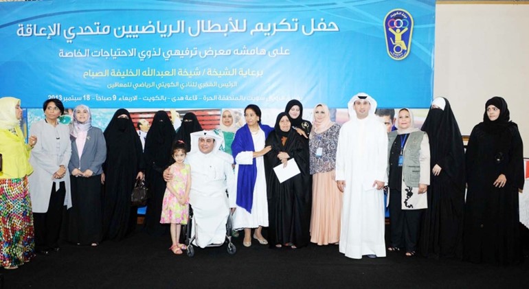 البسام والشيخة شيخة الصباح في لقطة تذكارية مع الامهات
