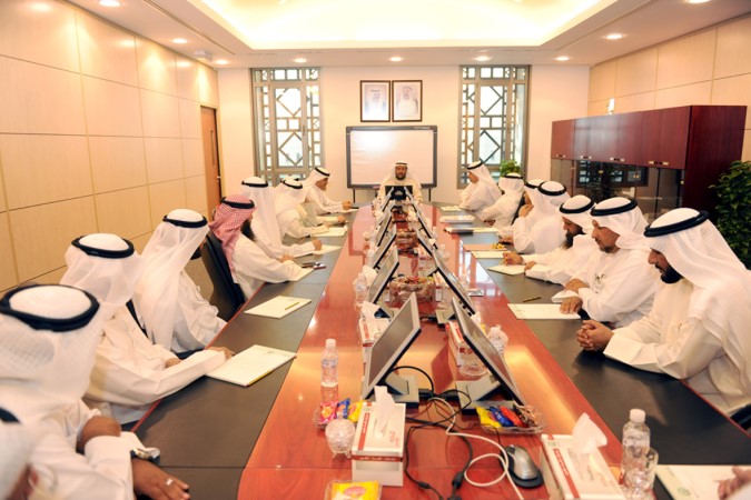 ابراهيم الصالح خلال اجتماعه بمديري ادارات البيت