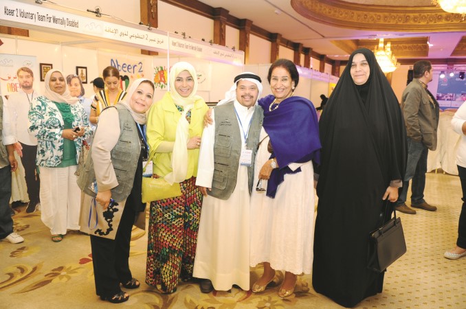 الشيخة شيخة العبدالله ورحاب بورسلي مع محمد الحجي وبعض الحضور﻿