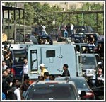عناصر من الامن المصري تحتمي باحدى الاليات العسكرية اثناء عملية الاقتحام امس اپ