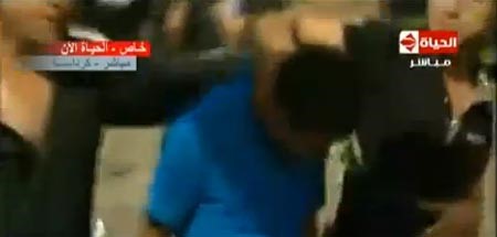بالفيديو.. ضابط يصفع أحد المتهمين على وجهه في أحداث كرداسة بعد إلقاء القبض عليه