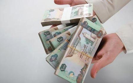 في دبي.. حيلة "إطار السيارة الفارغ" لسرقة نصف مليون درهم