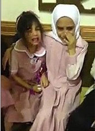 بالفيديو .. معلمة كويتية تسخر من دموع طالبة صغيرة وتشتمها ..وردود فعل منددة