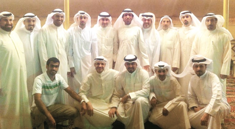 عبد الله الكندري مع عدد من اصحاب الدواوين في منطقتي بيان ومشرف
