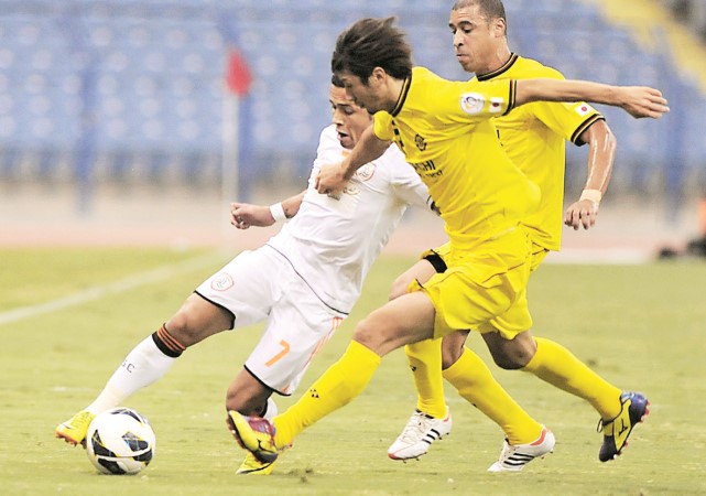 لاعب الشباب رافايل فرانسيسكو يسيطر على الكرة بمضايقة مدافع كاشيوا كودو ماساتو افپ