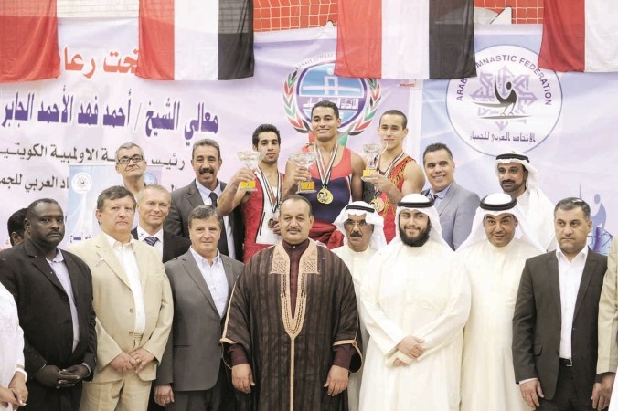 الشيخ مشعل طلال الفهد مع اصحاب المركز الاول وعدد من المسؤولين 
