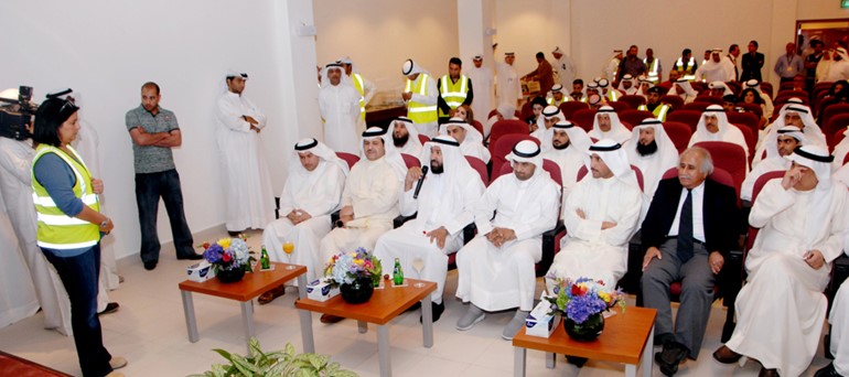 مديرة المشروع مرنا الفارس تقدم عرضا مرئيا عن المشروع