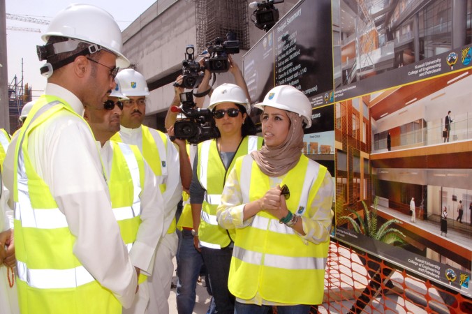 مرزوق الغانم يستمع الى شرح مفصل عن المشروع