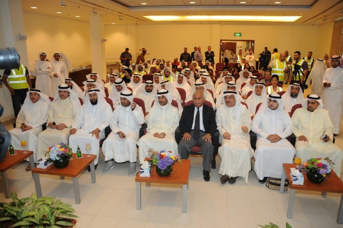 مرزوق الغانم ووزير التربية ووزير التعليم العالي د نايف الحجرف ومدير الجامعة والنواب راكان النصف ود عبدالكريم الكندري وكامل العوضي ود علي العمير وسلطان الشمري ومحمد الهدية ودعبدالرحمن الجيران ود محمد الحويلة ود عبدالله الطريجي يستمعون لشرح عن مشروع
