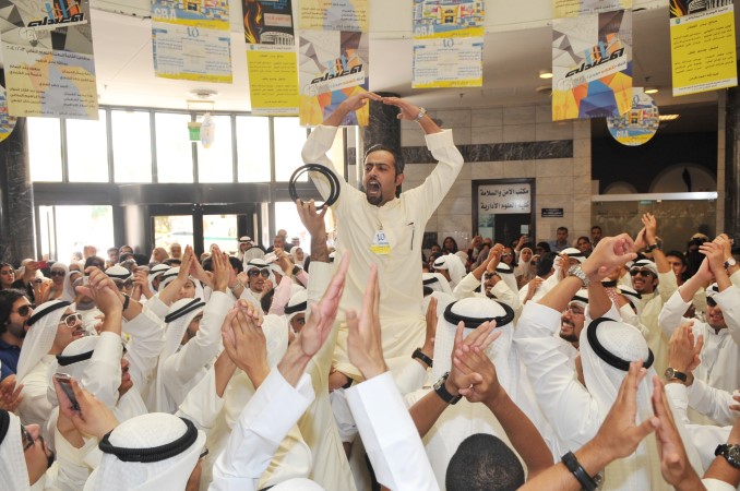 انصار القائمة المستقلة يحتفلون بالفوز في العلوم الادارية﻿