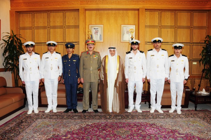 الشيخ خالد الجراح والفريق الركن عبدالرحمن العثمان يتوسطان الضباط