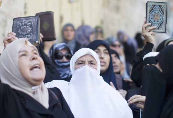 فلسطينيات يتظاهرن احتجاجا على منعالاحتلال الصلاة في المسجد الاقصى امس الاول 	افپ﻿