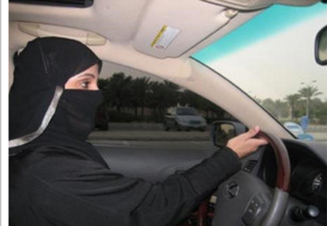 رئيس "هيئة الأمر بالمعروف" السعودية  : الشريعة لا تمنع المرأة من قيادة السيارة