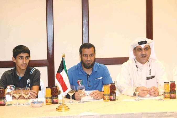 مدرب ناشئي الازرق ابراهيم عبيد الى جانب الزميل خالد العدواني في المؤتمر الصحافي