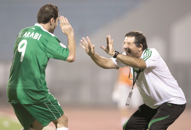 المدرب جوزيه روماو يهنئ احمد هايل بعد تسجيل الهدف الاول