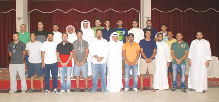 الفودري وعبد القادر النجار وعبد الوهاب العمر يتوسطون الفريق