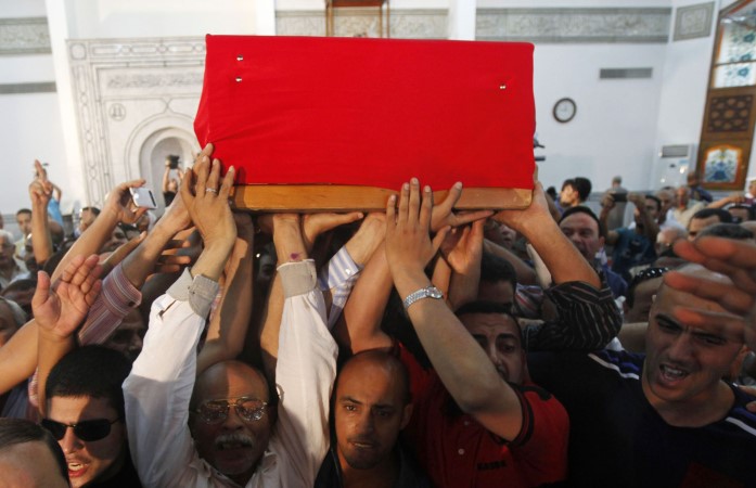 ﻿المصلون يحملون جثمان اللواء نبيل فراج في المسجد اثناء تشييعه امس 	رويترز﻿