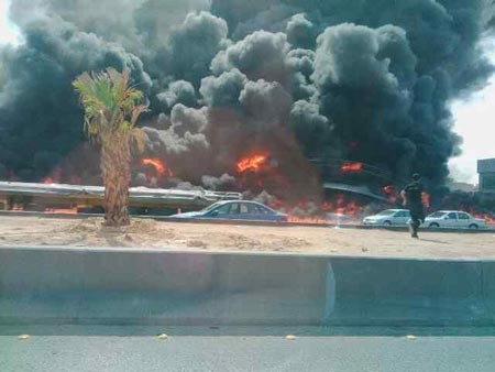   بالفيديو.. حريق هائل إثر تصادم سيارة بناقلة وقود بالرياض