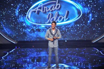 بالفيديو.. بعد نجوى كرم ... مُعجب يهجم على محمد عساف على المسرح ويعانقه