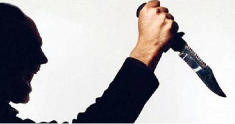 خليجي طعنوه ثلاثة أشقاء ورفض تسجيل قضية بحقهم