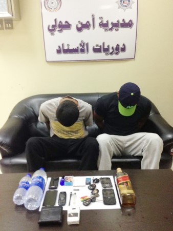 الشابان وامامهما كمية المخدرات المضبوطة 