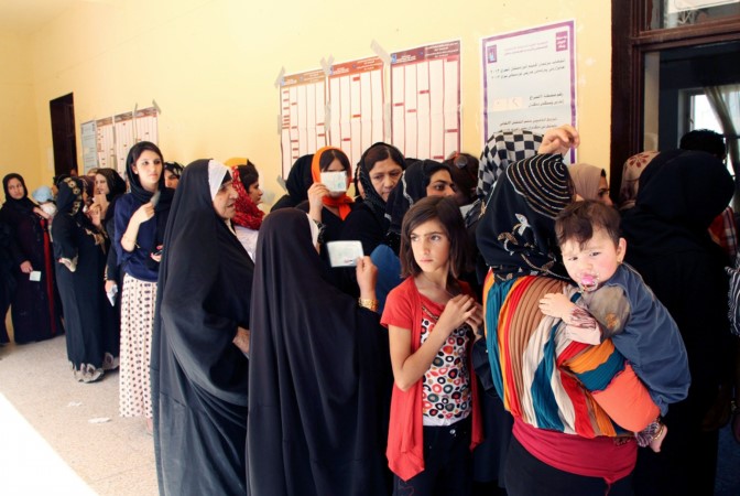 ناخبات كردياتامام احد مراكز الاقتراع امس لاختيار برلمانهم الجديد	 رويترز﻿