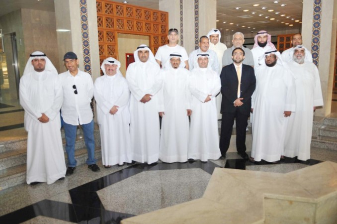 الزميل عبدالكريم العبدالله مع الفريق الطبي سعود سالم﻿