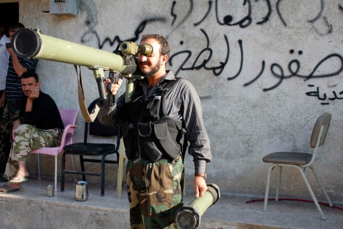 ﻿مقاتل في الجيش الحر خلال اشتباكات في حلب امس	 رويترز﻿