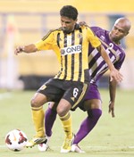 صراع بين لاعب قطر عبدالله الدياني ومدافع معيذر افپ﻿