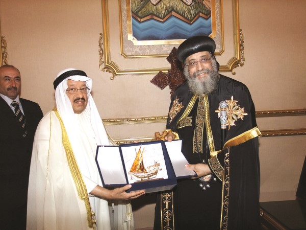 العميري يقدم هدية تذكارية للبابا تواضروس 	ناصر عبدالسيد﻿