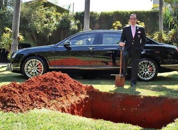 بالفيديو.. برازيلي يدفن سيارته البنتلي حتى يستعملها في الآخرة
