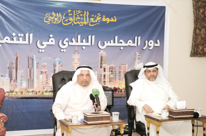 دعبد الكريم السليم ودحسن كمال خلال الندوة