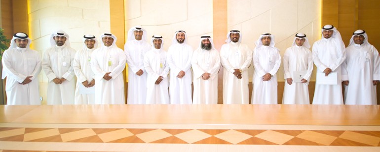 البصيري والسالم والبخاري مع المكرمين من بنك وربة﻿