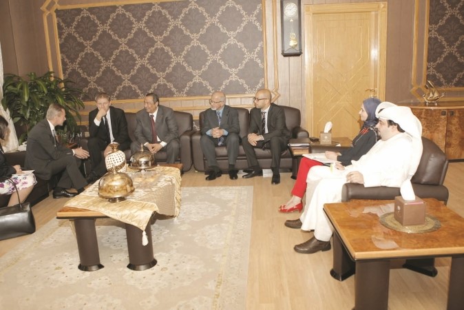 دخالد السهلاوي خلال لقائه السفير السلوفيني لدى الكويت﻿