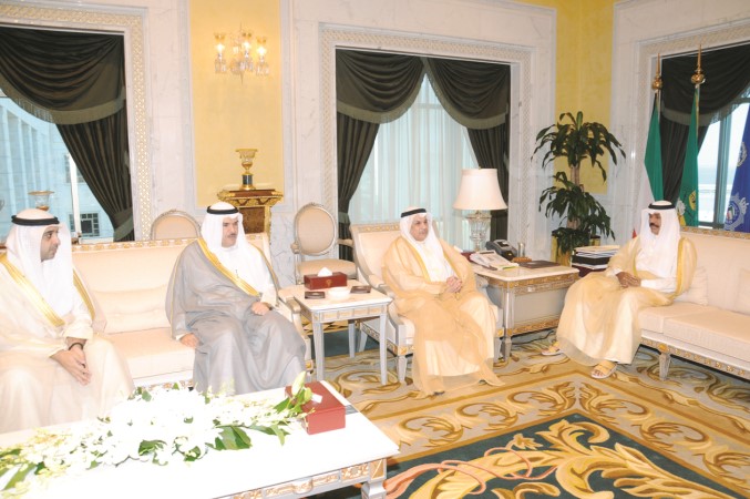 سمو نائب الامير وولي العهد الشيخ نواف الاحمد مستقبلا الشيوخ خالد الجراح وسلمان الحمود ومحمد العبدالله﻿