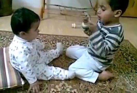بالفيديو.... طفل يرقي أخاه الصغير ثم يبصق في وجهه