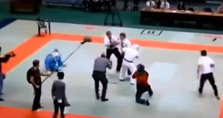 بالفيديو.. حكم كاراتيه يفقد أعصابه ويضرب اللاعبين والحكام