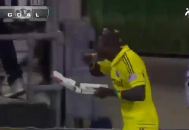 بالفيديو.. لاعب غاني يحتفل بهدفه بتناول قطعة من «البيتزا»