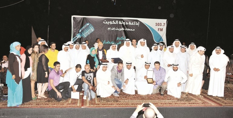 لقطة جماعية للمكرمين مع وزير الاعلام ووزير الدولة لشؤون الشباب الشيخ سلمان الحمود ووكيل الاذاعة يوسف مصطفى﻿